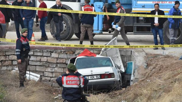 Kamyonetten düşen panolar dehşet oluşturdu: 3 ölü