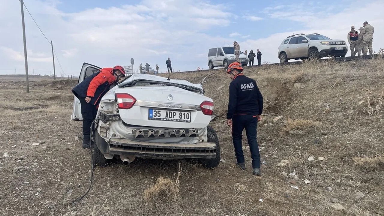 Kamyonla çarpışan otomobil şarampole yuvarlandı