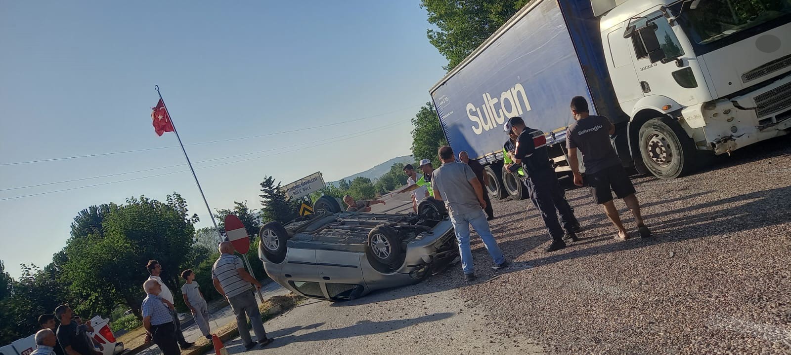 Kamyonla çarpışan otomobil takla attı: 1'i çocuk 5 yaralı