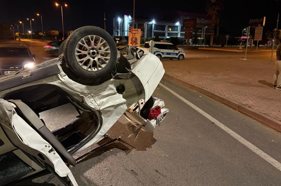 Kamyonla çarpışan otomobil takla attı