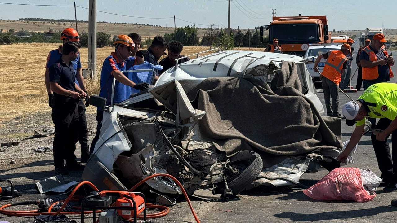Kamyonla çarpışan otomobildeki baba ve kızı hayatını kaybetti