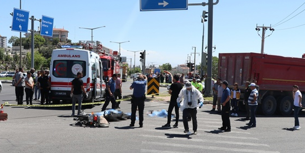 Kamyonla feci şekilde çarpışan motosikletteki karı kocadan...
