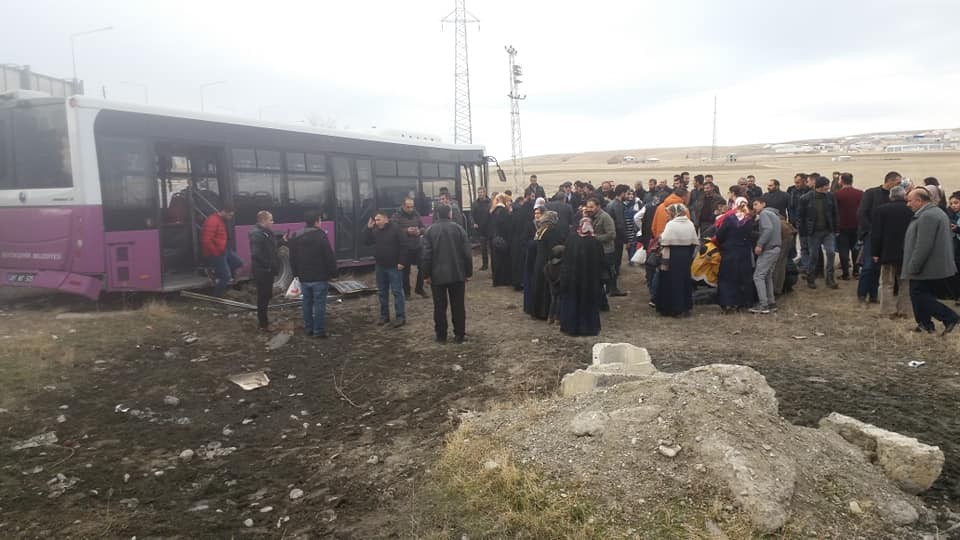 Kamyonla otobüs çarpıştı: 19 yaralı 