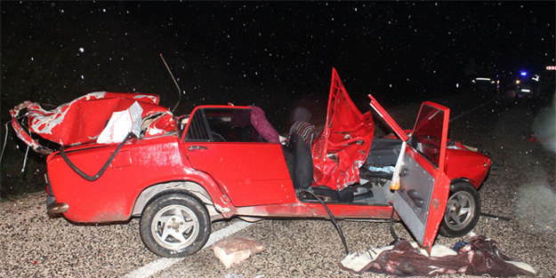 Kamyonla otomobil çarpıştı