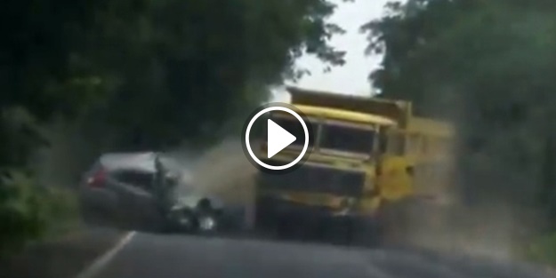 Kamyonla otomobil kafa kafaya çarpıştı