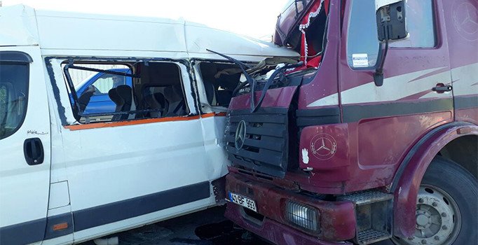 Kamyonla servis aracı çarpıştı: 5 yaralı