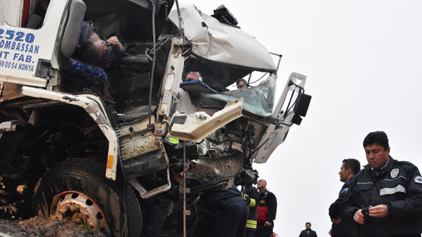 Kamyonlar kafa kafaya çarpıştı: 1 ölü, 1 yaralı