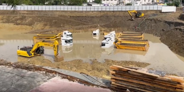 Kamyonlar ve iş makineleri sular altında kaldı