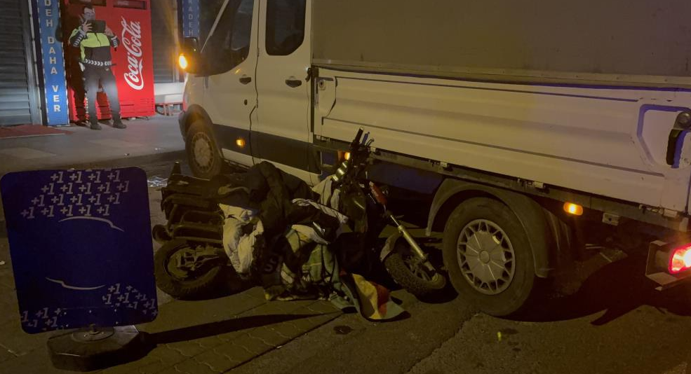 Kamyonun altına giren elektrikli bisikletli ucuz kurtuldu