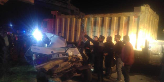 Kamyonun altına giren otomobildeki 2 kişi hayatını kaybetti
