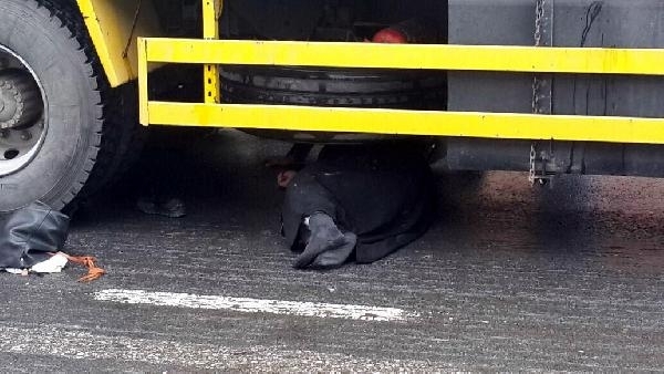 Kamyonun altında dakikalarca kurtarılmayı bekledi
