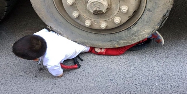 Kamyonun altında kalan çocuğun burnu bile kanamadı