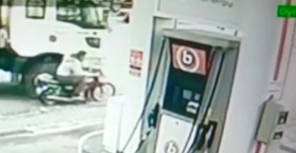 Kamyonun altında kaldı! Motosiklet sürücüsü ölümden son anda böyle kurtuldu