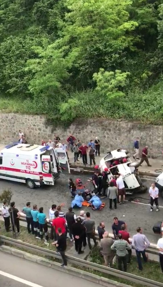 Kamyonun arkadan çarptığı dolmuşta can pazarı 