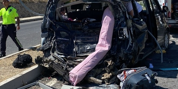 Kamyonun çarptığı minibüsteki 5 kişi yaralandı