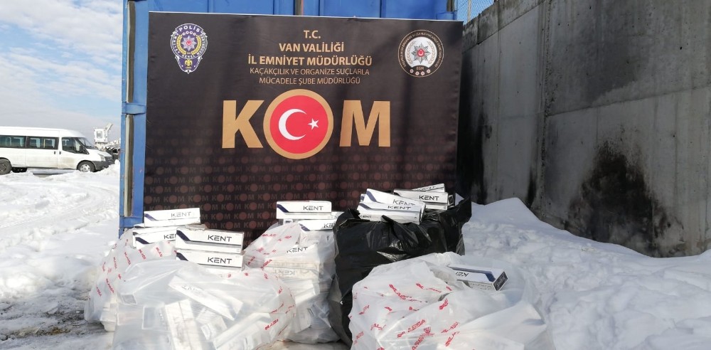 Kamyonun dingil ve stepne lastiğinde 5 bin 100 paket kaçak sigara ele geçirildi 