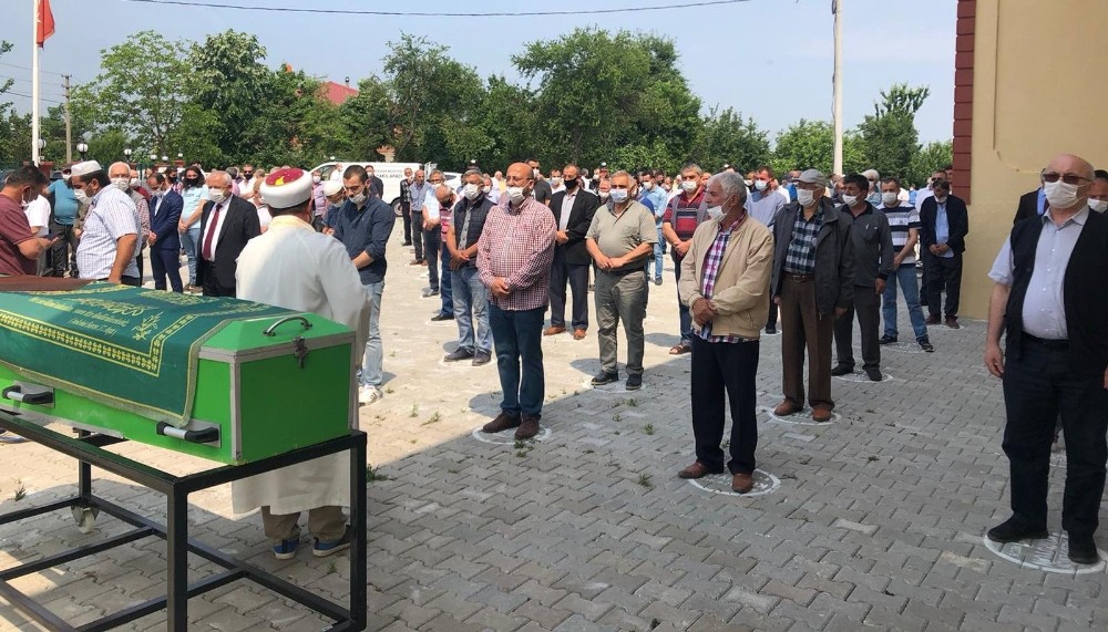 Kamyonun eve girmesi sonucu hayatını kaybeden kadın son yolculuğuna uğurlandı 