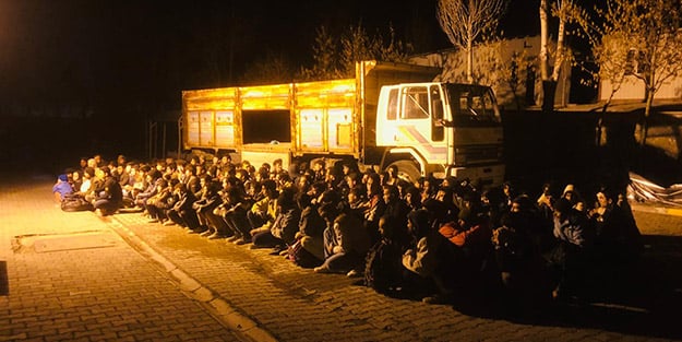 Kamyonun kasası doldu taştı! Yol ayrımında yakalandılar