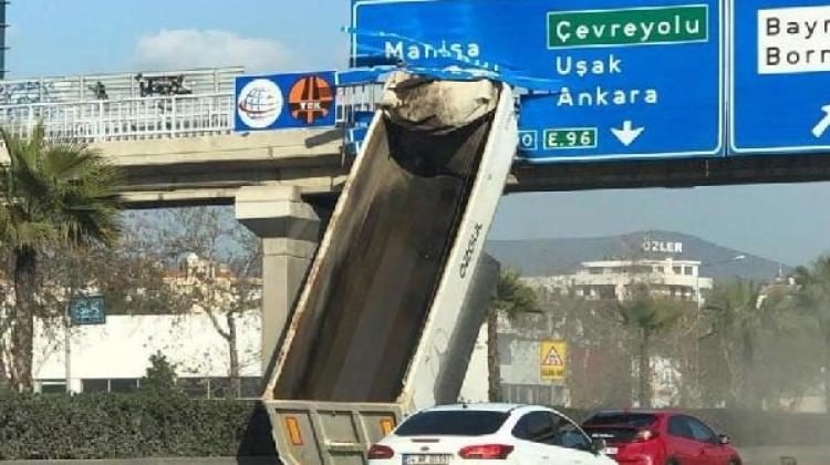Kamyonun kasası, üst geçide takıldı