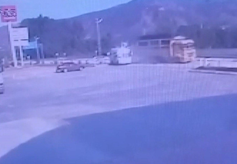 Kamyonun, minibüse çarpma anı kameralara yansıdı 