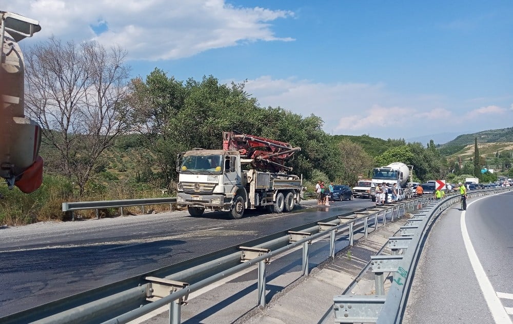 Kamyonun yağ pompası patladı, Kuşadası Karayolu trafiğe kapandı 