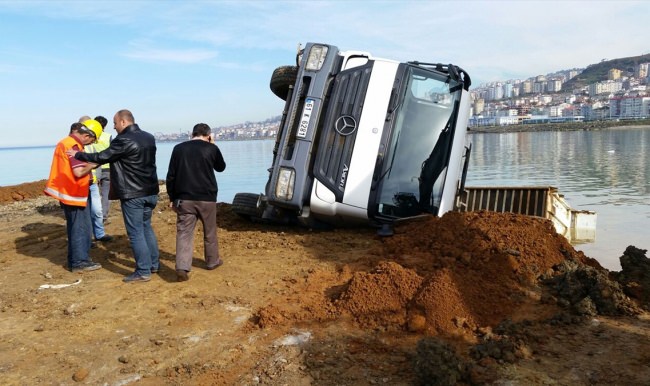 Kamyonuyla denize düşmekten son anda kurtuldu