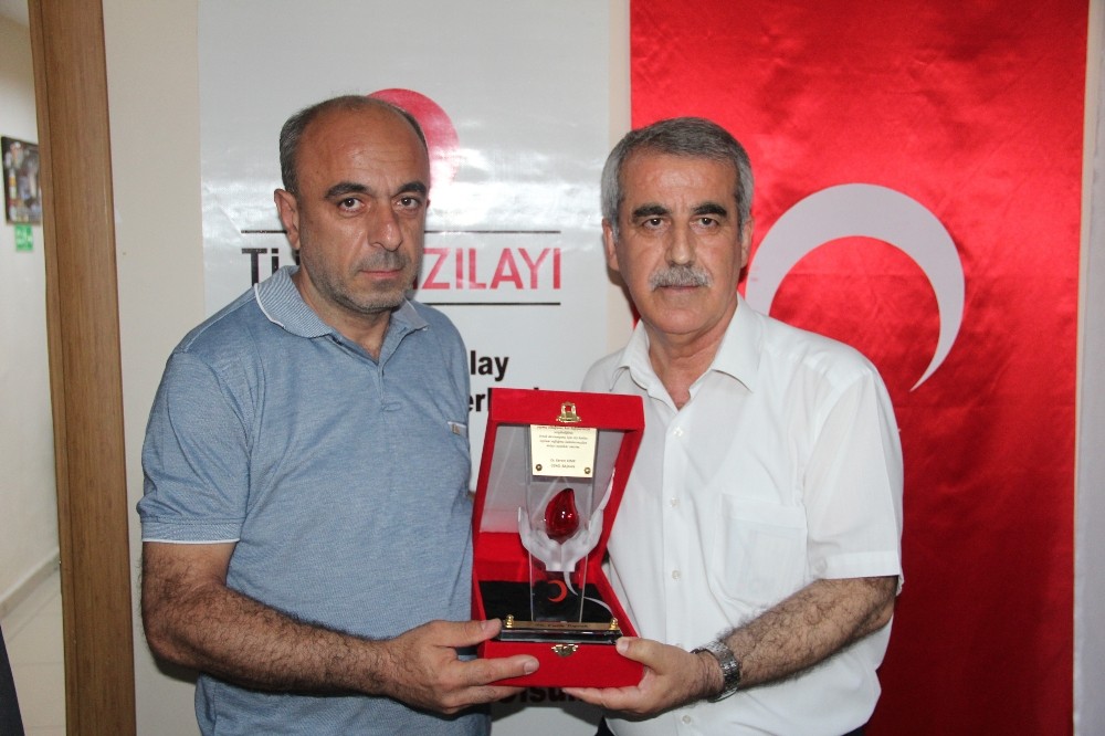 Kan bağışçılarına plaket 