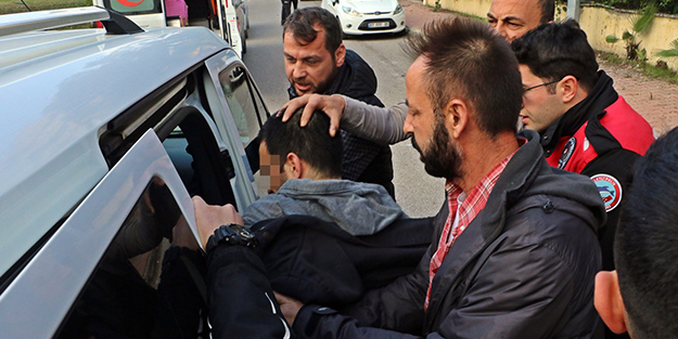 Kan donduran cinayet! Annesini boğazından bıçaklayarak öldürdü