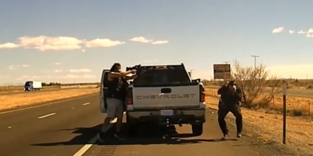 Kan donduran görüntü: Gözünü kırpmadan ABD'li polisin kafasına sıktı!