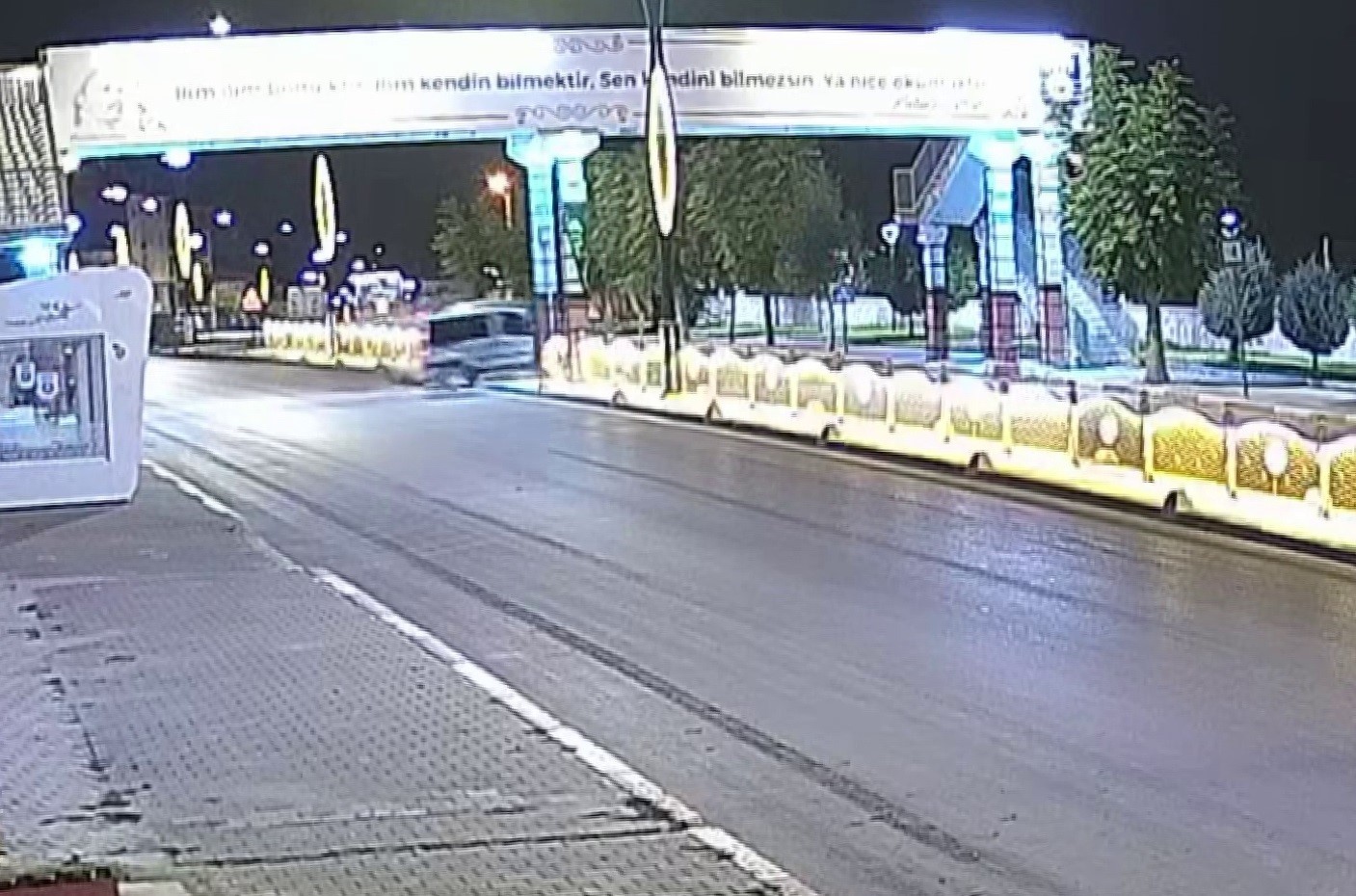 Kan donduran kaza kamerada! Otomobil beton geçide saplandı