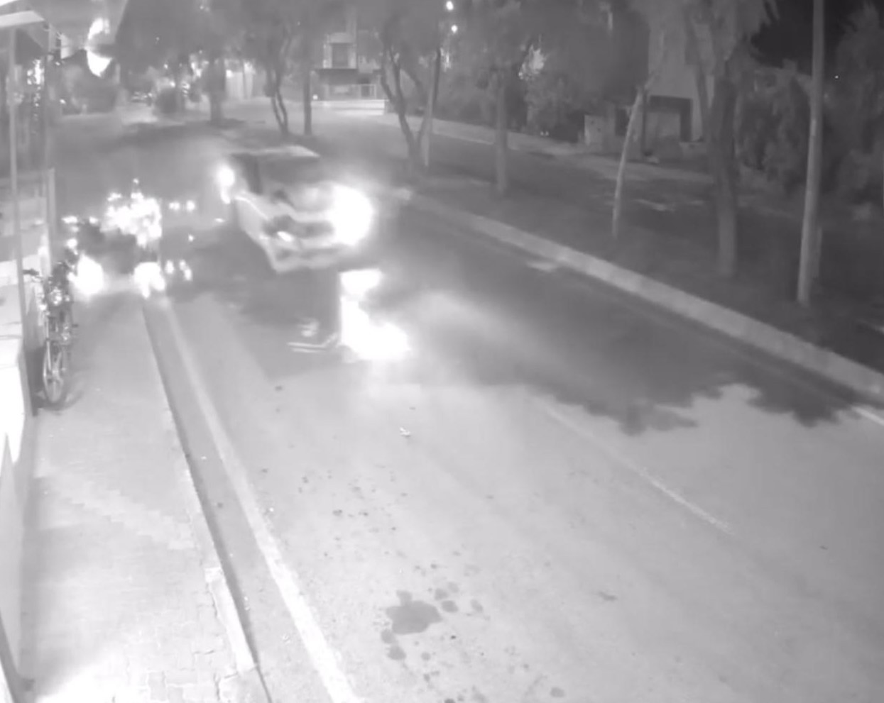 Kan donduran kaza! Otomobilin çarptığı motosikletli metrelerce sürüklendi