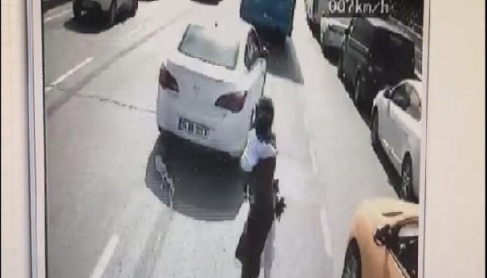 Kan donduran olay! Çocuklarını yolun ortasına bırakıp kaçtı