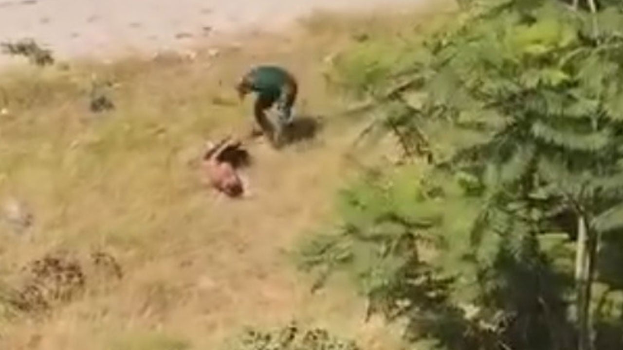 Kan donduran olay! Kanala giren çocuğu kemerle dövdü