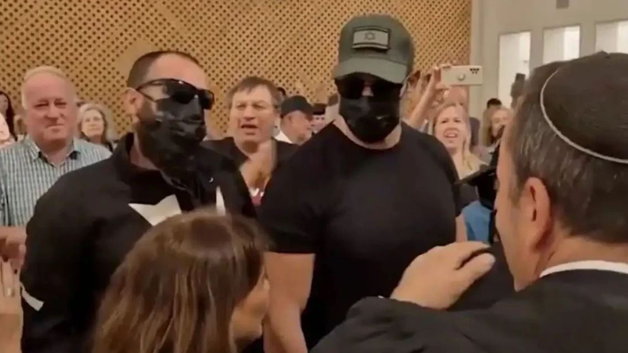 Kan donduran Yahudi şerefsizliği… Mahkemeye çıkardıkları tecavüzcü İsrail askerlerini, boynuna sarılıp alkışladılar