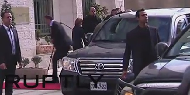 Dışişleri Bakanına yumurtalı protesto