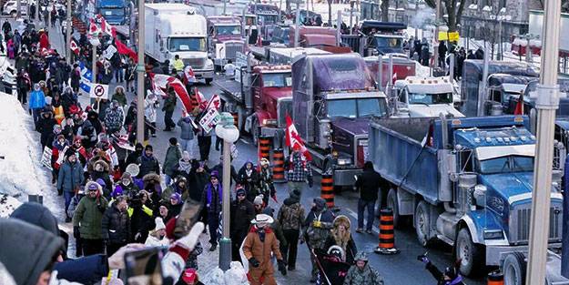Kanada'da aşı karşıtları sokağa indi