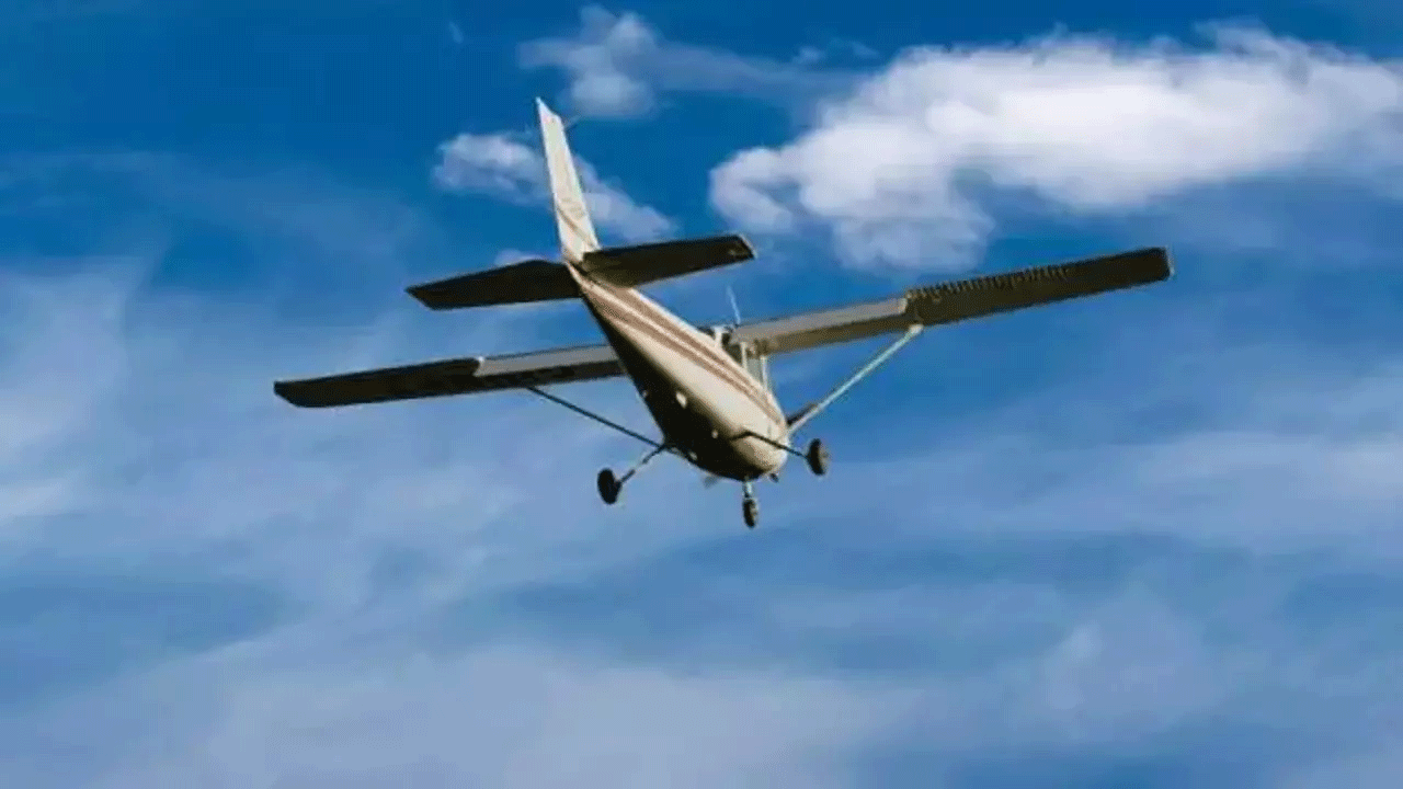 Kanada'da eğitim uçakları havada çarpıştı!