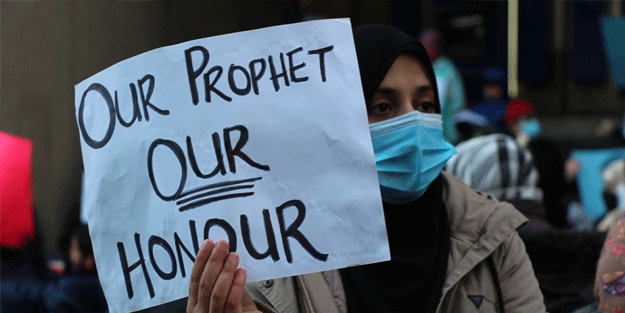 Kanada'da Fransa ve Macron'a karşı eylem! Pankartlar dikkat çekti