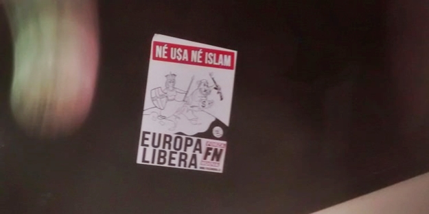 Kafirler! Kanada'da Cami'ye nefret afişi astılar!