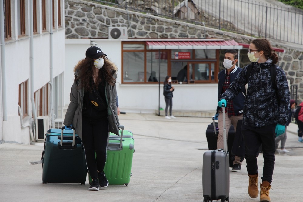 Kanada’dan getirilen Türk öğrenciler Trabzon’da karantinaya alındı 