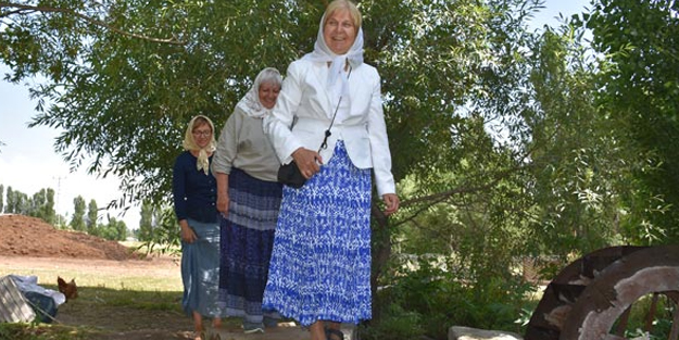 Kanada'dan Kars'a ata topraklarını ziyarete geldiler