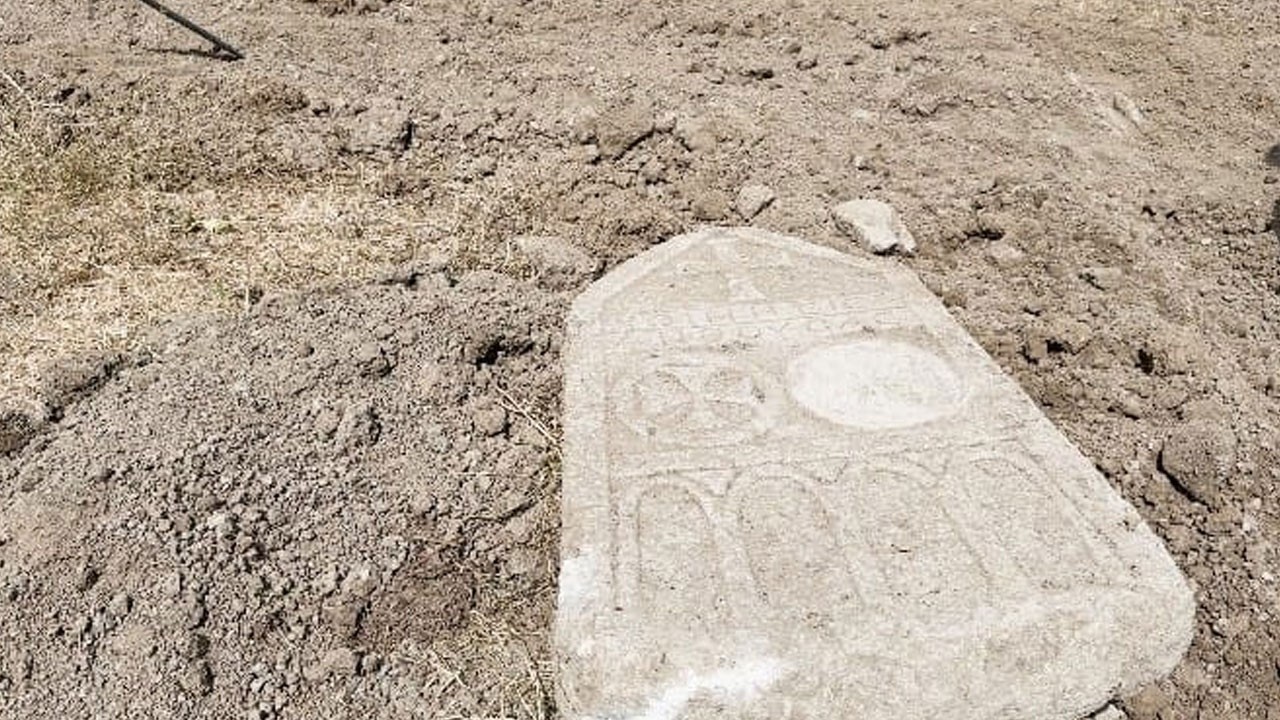 Kanal kazısında tarihi mezar taşı bulundu