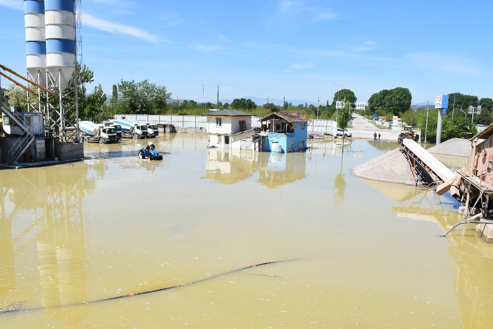 Kanal taştı, iş yeri sular altında kaldı 