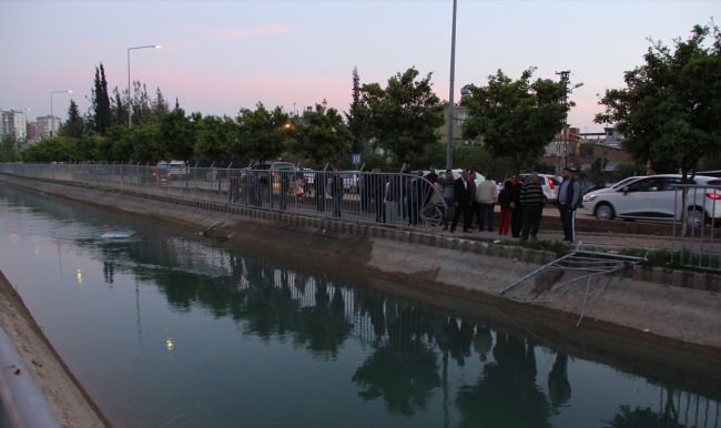 Kanala devrilen otomobilden yüzerek kurtuldular
