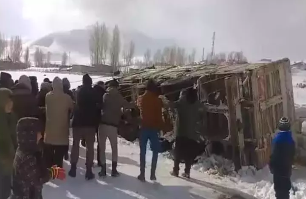 Kanala düşen kamyonu halatlarla çekerek çıkardılar