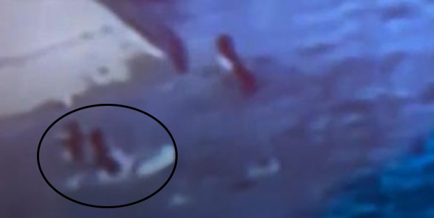 Kanala giren çocuk az daha boğuluyordu! İşte o anlar...