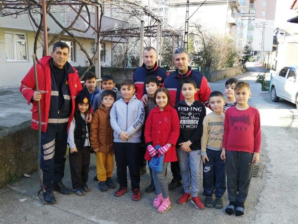 Kanalizasyon giderine sıkışan kedi için ekipler seferber oldu 