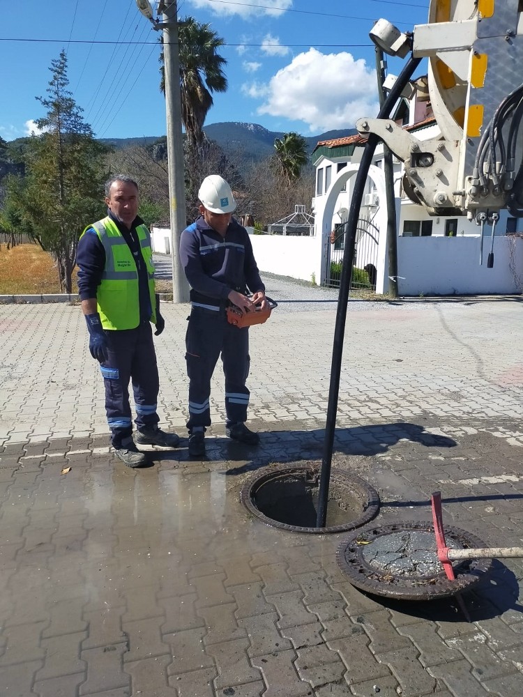 Kanalizasyon hatları temizleniyor 