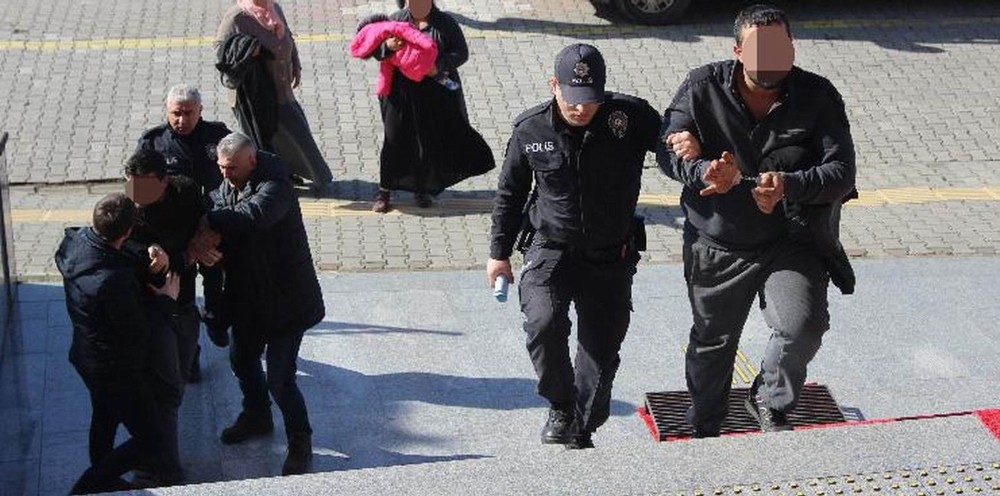 Kanalizasyon ızgara demiri çalan hırsızlar tutuklandı 