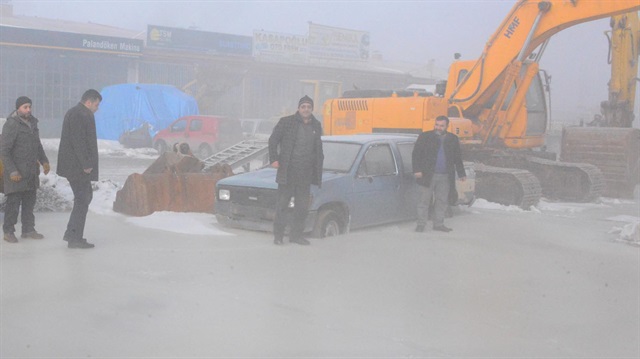 Kanalizasyon patladı sanayi sitesi buz tuttu